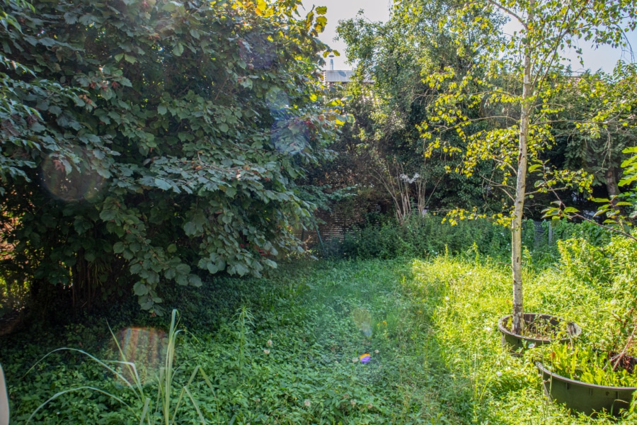 Blick in den Gartenbereich - Vermietete, renovierungsbedürftige Doppelhaushälfte in ruhiger Lage von FR-Waltershofen