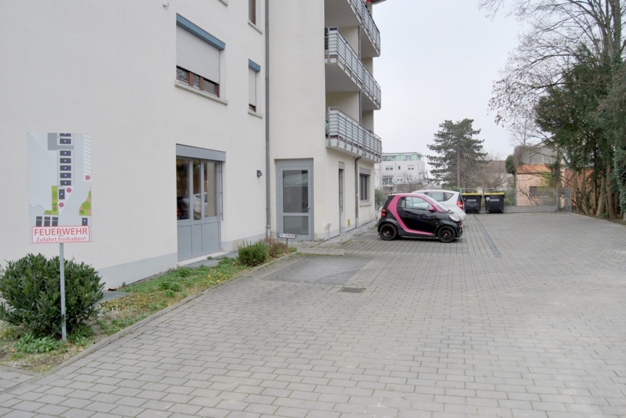 Aussenstellplatz direkt vor dem Haus - Charmante 1-Zimmer-Wohnung in zentraler Lage von Bad Krozingen