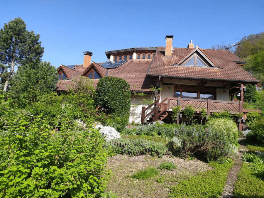 Wohnhaus in Split-Level-Bauweise - Besonderes Wohnhaus in sonniger Lage in Münstertal