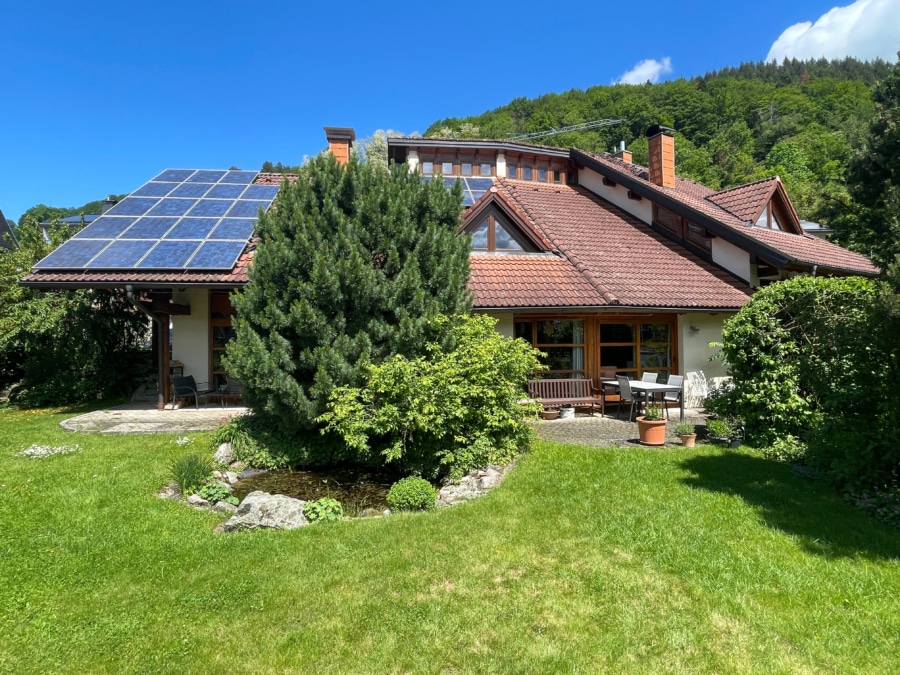 Großes, sonniges Grundstück - Besonderes Wohnhaus in sonniger Lage in Münstertal