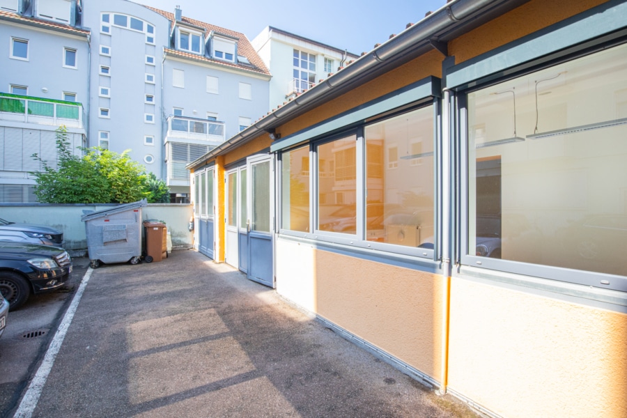 Blick auf die beiden Garagen und die Außenfläche vor dem Gebäude im Hofbereich - Attraktives Betriebsgebäude mit Büroräumen und Lagerflächen am Freiburger-Hauptbahnhof