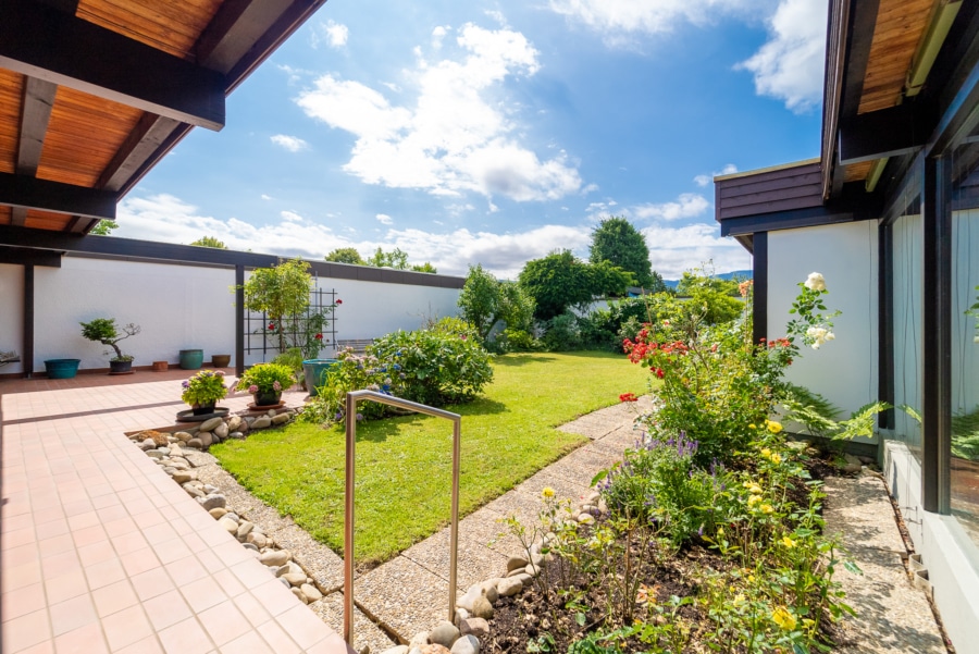 Zugang in den Garten von vielen Zimmern aus - Großzügiger Atrium-Bungalow in bevorzugter Lage von Stegen