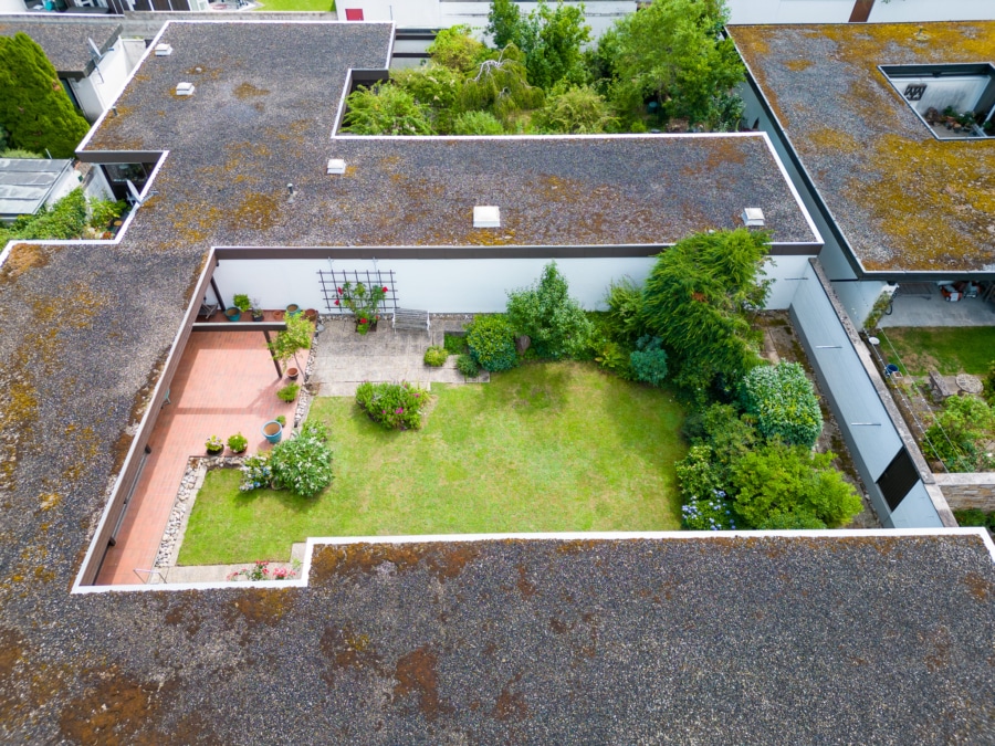 Drohnenaufnahme Anwesen - Großzügiger Atrium-Bungalow in bevorzugter Lage von Stegen