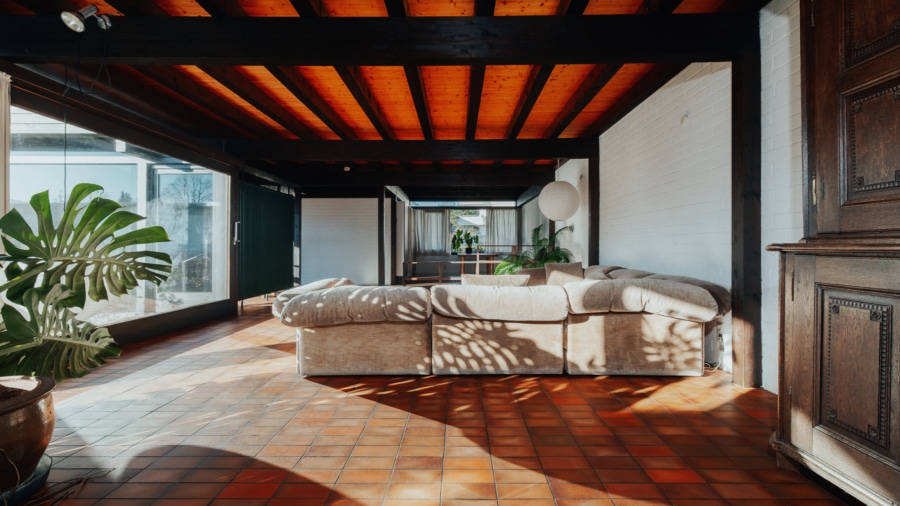 Großzügiges und lichtdurchflutetes Wohnzimmer mit... - Großzügiger Atrium-Bungalow in bevorzugter Lage von Stegen