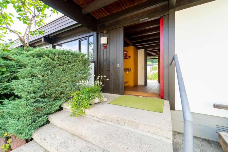 Hauseingang - Großzügiger Atrium-Bungalow in bevorzugter Lage von Stegen