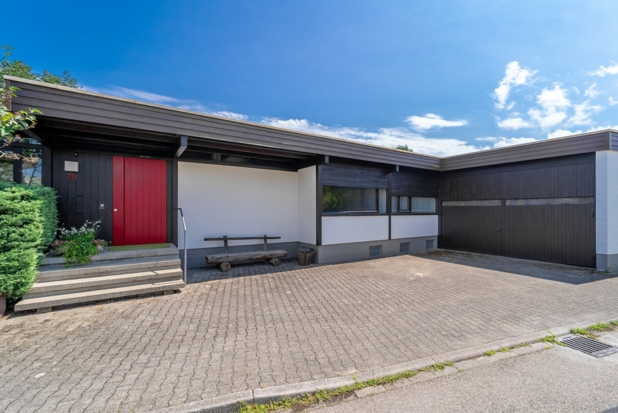 Vorplatz zum Eingang und zur Garage - Großzügiger Atrium-Bungalow in bevorzugter Lage von Stegen