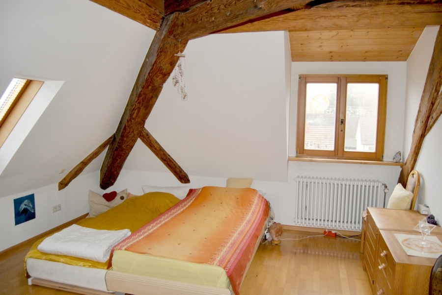 Schlafzimmer - Hereinspaziert: 3-Zimmer-Altbauwohnung mit Balkon in idyllischen Sulzburg