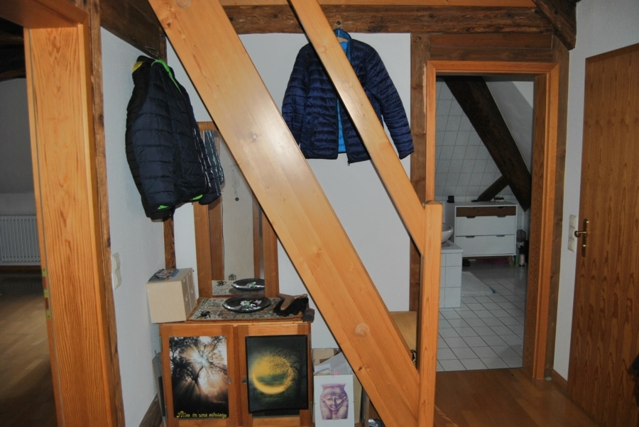 Treppensteige zum Studio im Dachspitz - Hereinspaziert: 3-Zimmer-Altbauwohnung mit Balkon in idyllischen Sulzburg