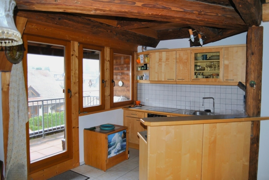 ...angrenzender Küche und ... - Hereinspaziert: 3-Zimmer-Altbauwohnung mit Balkon in idyllischen Sulzburg