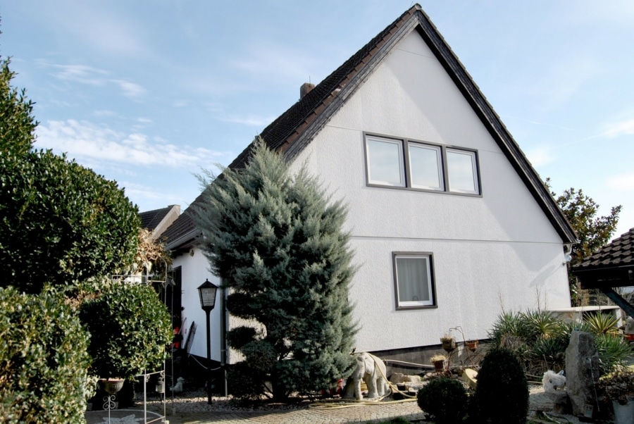 Gartenseite des Hauses - Charmantes Einfamilienhaus in Seefelden