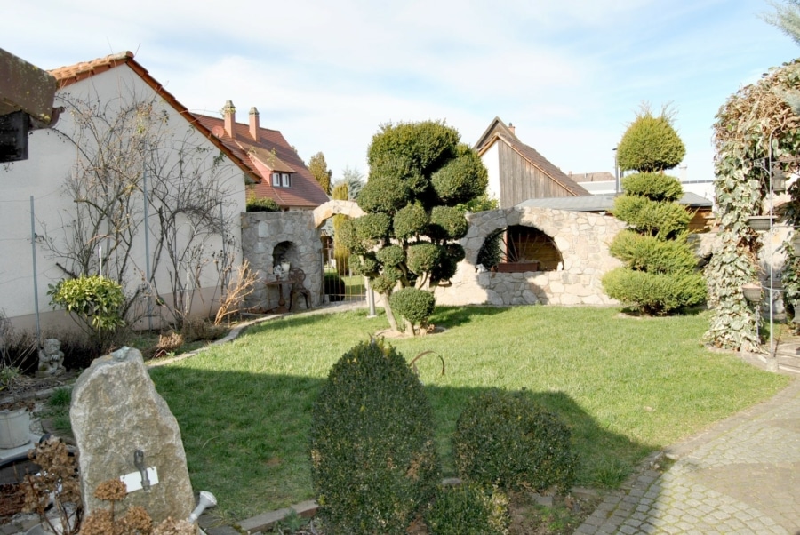 ... angelegten Garten - Charmantes Einfamilienhaus in Seefelden