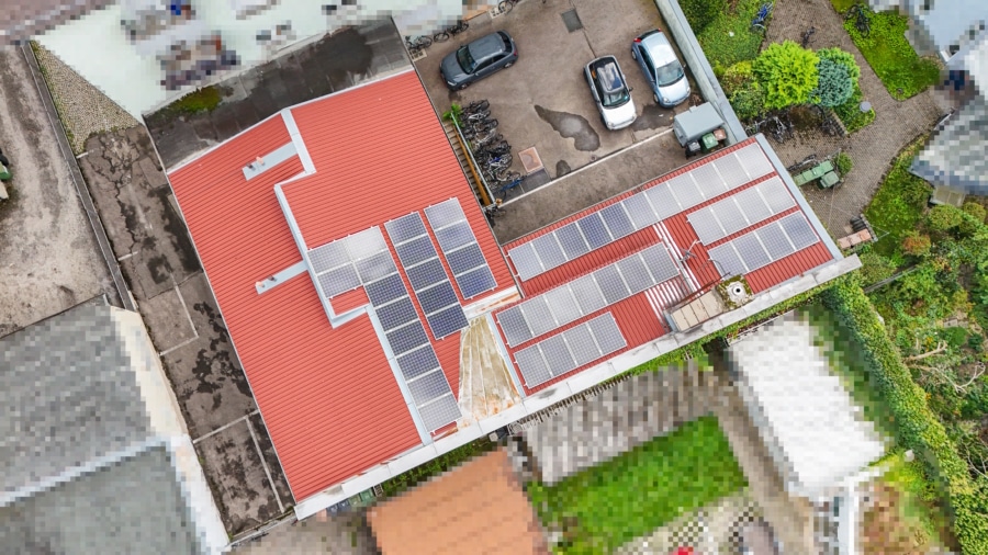 Blick auf die PV-Anlage und die Stellplätze am Haus - Attraktives Betriebsgebäude mit Büroräumen und Lagerflächen am Freiburger-Hauptbahnhof