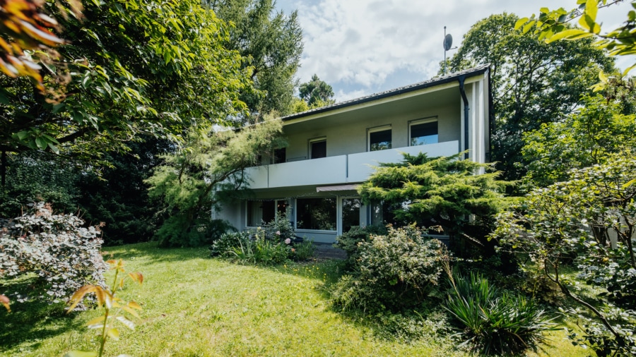 Gartenansicht des Hauses - Freistehendes Einfamilienhaus mit schönem Garten in FR-Littenweiler