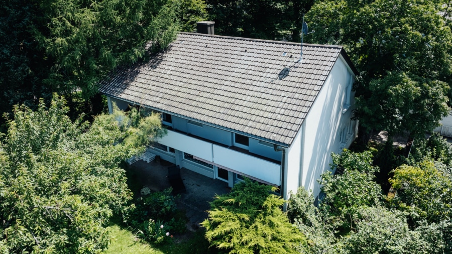 Hausansicht (Drohnenaufnahme) - Freistehendes Einfamilienhaus mit schönem Garten in FR-Littenweiler