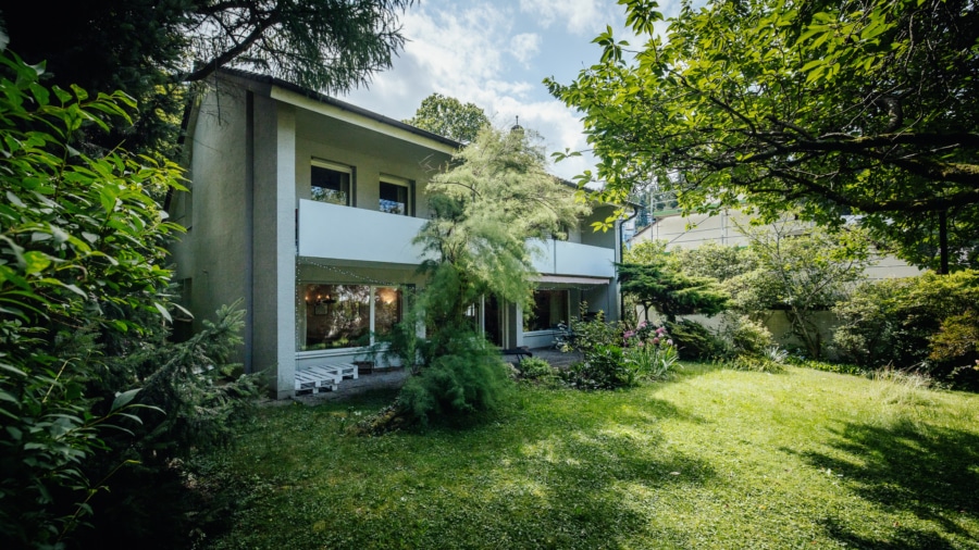 Hausansicht Gartenseite - Freistehendes Einfamilienhaus mit schönem Garten in FR-Littenweiler