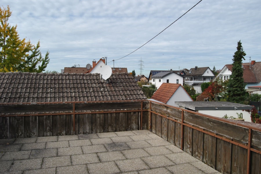 ... zur große Dachterrasse - Charmante Doppelhaushälfte mit großem Garten in Heitersheim