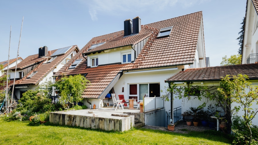 Charmante Doppelhaushälfte in naturnaher Lage im schönen Gundelfingen-Wildtal - Ansicht von der Gartenseite