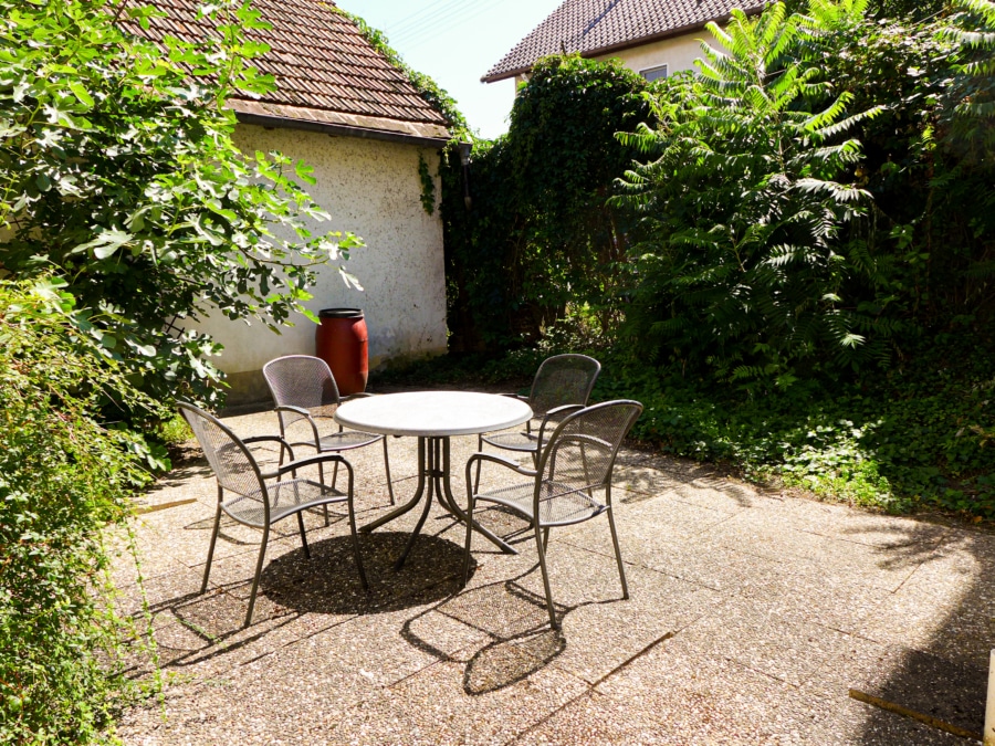 ...lädt Sie auf die uneinsehbare Terrasse ein - Leiselheim: großzügiges Wohnhaus mit mehreren Nutzungsmöglichkeiten