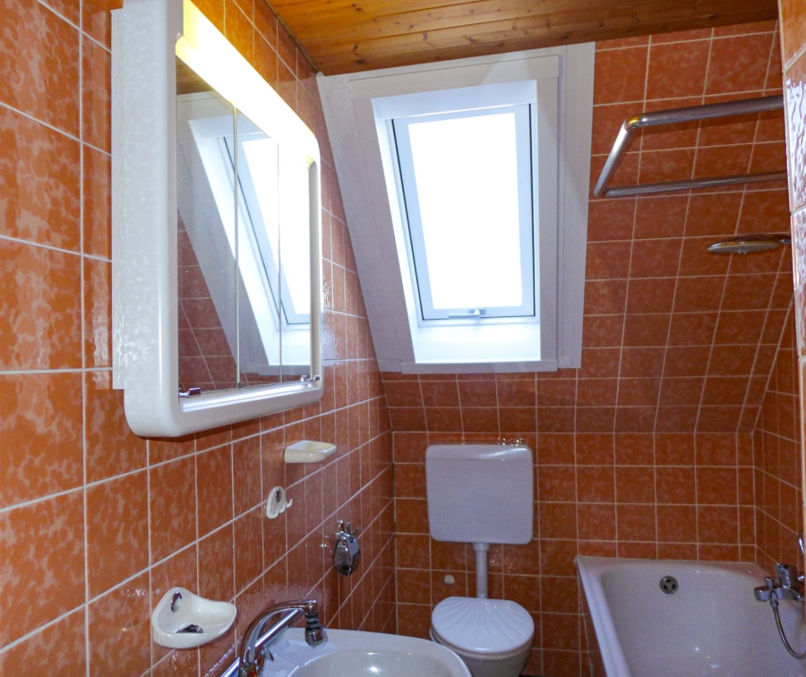 Badezimmer mit Badewanne - Leiselheim: großzügiges Wohnhaus mit mehreren Nutzungsmöglichkeiten