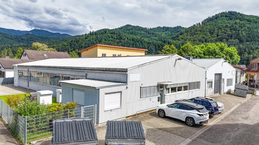 Hausansicht - Der ideale Standort für Ihr Unternehmen! Praktische Produktions- und Lagerhalle in Waldkirch