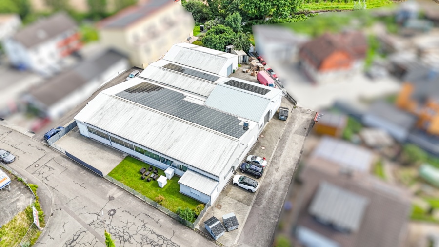 Ansicht auf das Areal - Der ideale Standort für Ihr Unternehmen! Praktische Produktions- und Lagerhalle in Waldkirch