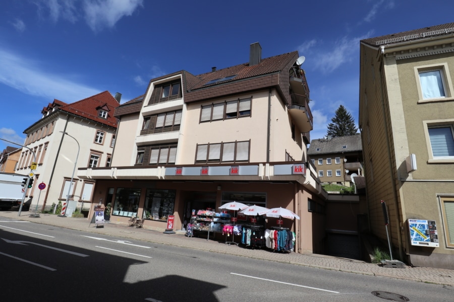 Hausansicht mit Zufahrt... - Interessante Kapitalanlage! Wohn-/Geschäftshaus im Herzen von Furtwangen