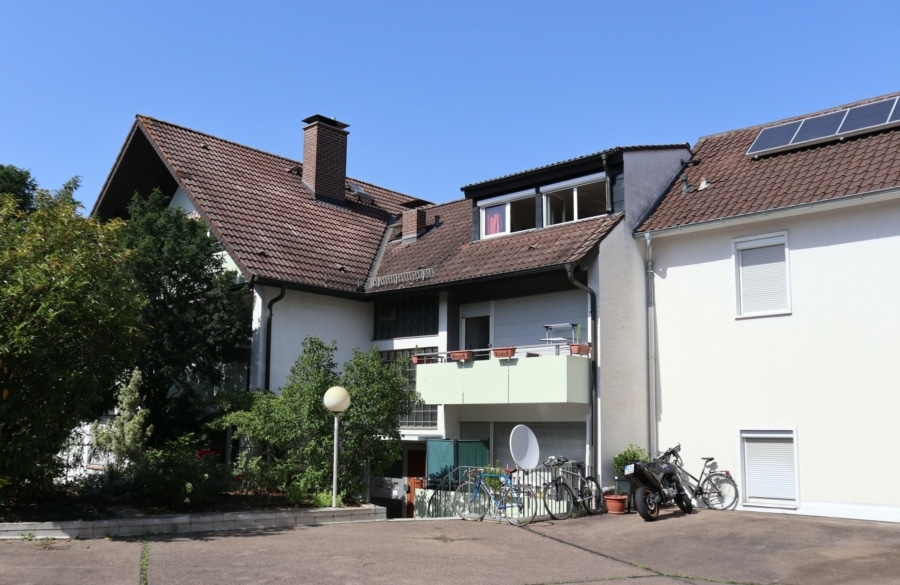 Hausansicht aus dem Innenhof - Großzügige Eigentumswohnung mit schönem Garten in FR-St. Georgen