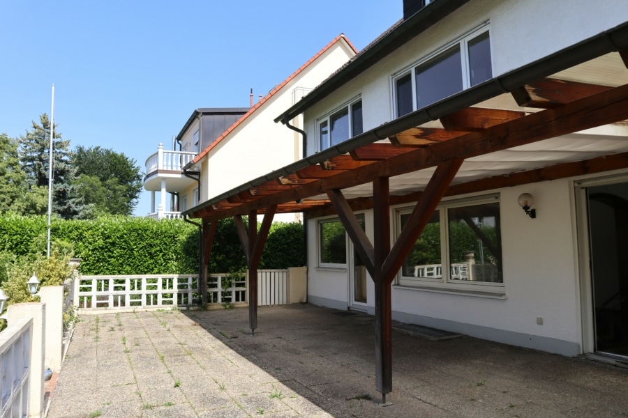 Terrasse mit praktischer Pergola... - Großzügige Eigentumswohnung mit schönem Garten in FR-St. Georgen