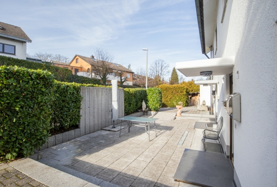 West-Terrasse vor dem Hauseingang - Gepflegte Doppelhaushälfte mit Einliegerwohnung in FR-Tiengen