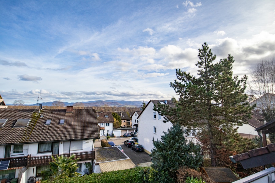 Ausblick von der Loggia - Gepflegte Doppelhaushälfte mit Einliegerwohnung in FR-Tiengen